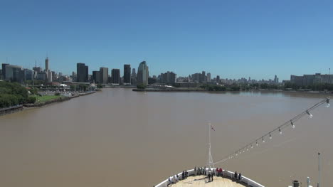 Buenos-Aires-ship-entering-harbor-s2