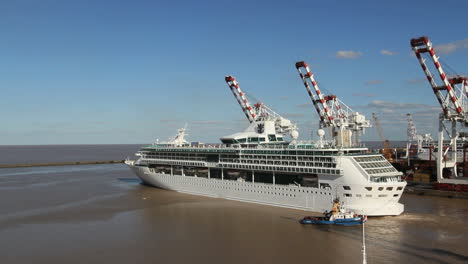 Buenos-Aires-Schiff-Verlässt-Den-Hafen-Vorbei-An-Kränen-\\