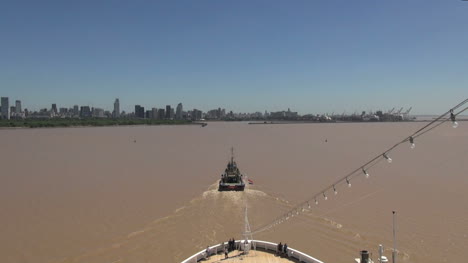 Buenos-Aires-Skyline-En-Distancia-Con-Remolcador