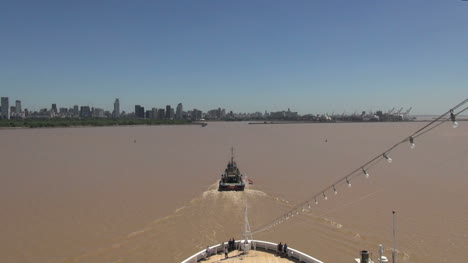 Skyline-Von-Buenos-Aires-In-Ferne-Mit-Schlepper