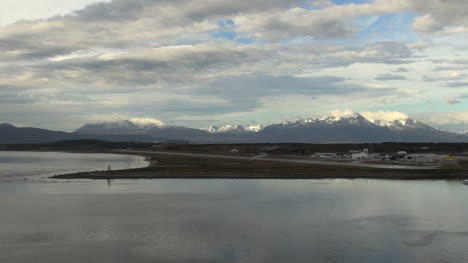 Argentinien-Ushuaia-Peninsula-Cove-Und-Landebahn-Des-Flughafens
