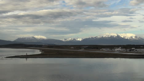 Argentinien-Ushuaia-Ruhige-Buchten-Flugbahn-Berge-Zoom