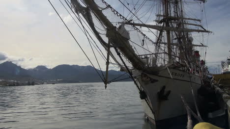 Argentinien-Ushuaia-Segelschiff-Bug-Takelage-Und-Berge-Bow