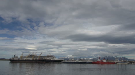 Argentinien-Ushuaia-Schiffe-Unter-Bewölktem-Himmel-Angedockt