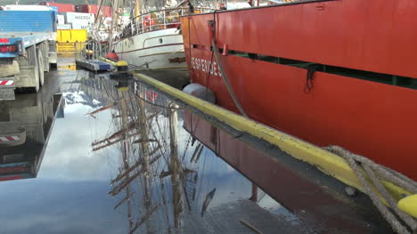 Argentinien-Ushuaia-Reflektierte-Masten-Und-Roter-Rumpf