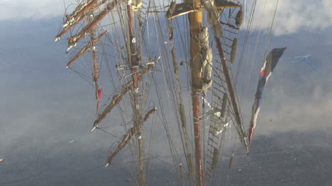 Reflexiones-Del-Mástil-Del-Tall-Ship-De-Ushuaia-Argentina
