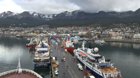 Argentinien-Ushuaia-Breites-Dock-Zwischen-Schiffen
