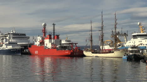 Argentinien-Ushuaia-Schiffe-Am-Dock-Spiegelt-Sich-Im-Wasser-At