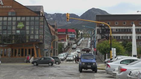 Argentinien-Ushuaia-Glas-Und-Holz-Geschäftsfront-Und-Bergauf-Straße