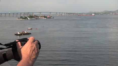 Rio-Hafen-Hände-Halten-Kamera
