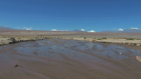 Chile-Atacama-Schlammige-Wellen-Im-Bachbett-2a
