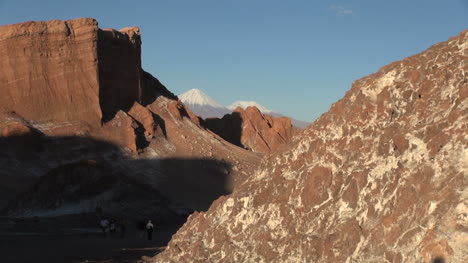 Atacama-Valle-De-La-Luna-Mit-Vulkan