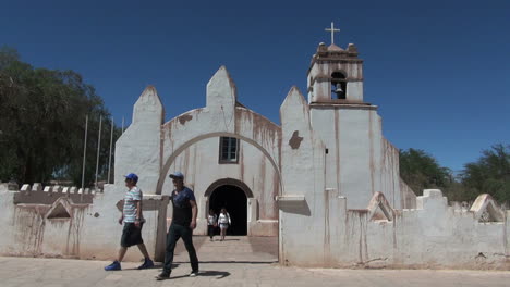 San-Pedro-De-Atacama-Männer-Verlassen-Die-Kirche