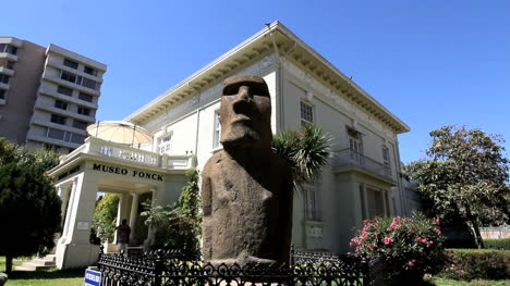 Chile-Vina-del-Mar-Easter-Island-statue-scowls