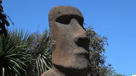 Chile-Vina-del-Mar-Easter-Island-statue-face