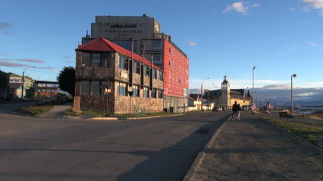 Patagonien-Puerto-Natales-Rotes-Gebäude-S