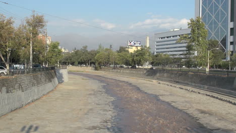 Kanalisierter-Santiago-Flussago