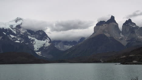 Torres-Del-Paine-Lago-Pehoe-Con-Coche-S30