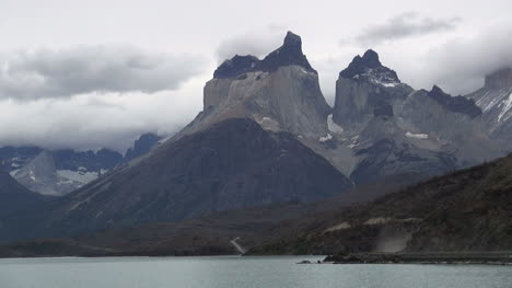 Torres-Del-Paine-Pehoes-See-31