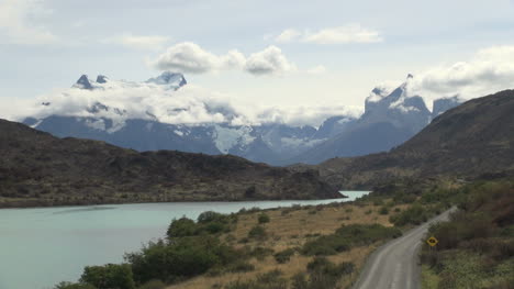 Torres-Del-Paine-Mit-Straße-S03