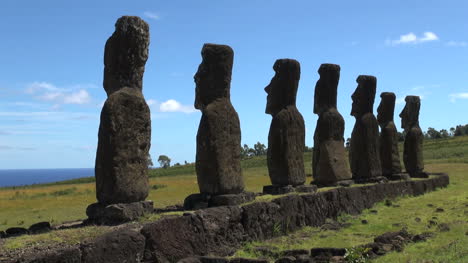 Isla-De-Pascua-Ahu-Akivi-Espaldas-Con-Parche-Del-Océano-2a