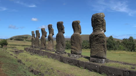 Osterinsel-Ahu-Akivi-Rückansicht-Von-Moai-5b