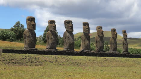 Osterinsel-Ahu-Akivi-Sieben-Moai-Auf-Gemusterter-Basis-15c