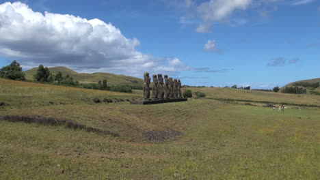 Isla-De-Pascua-Ahu-Akivi-Siete-Moai-Acercar-Desde-El-Lado-6b