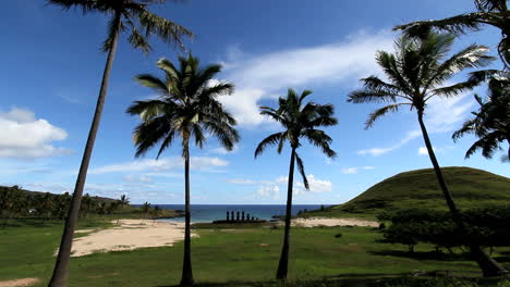 Playa-Anakena-Y-Moai-En-Isla-De-Pascua