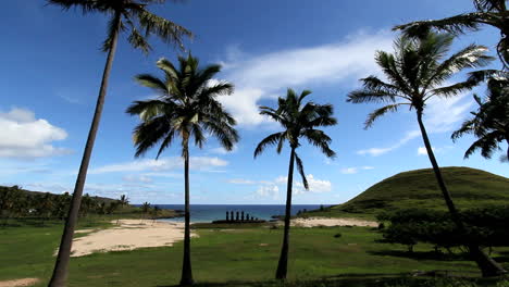 Anakena-Strand-Und-Moai-Auf-Der-Osterinsel