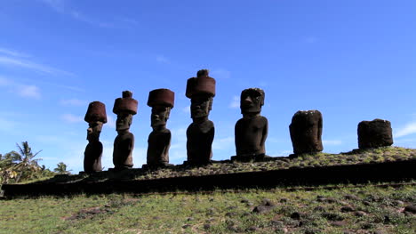 Anakena-Beach-Moai-In-Einer-Reihe-Unter-Blauem-Himmel