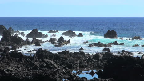 Isla-De-Pascua-Piscina-Azul-Reflectante-En-Lava-Coast-1e