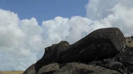 Osterinsel-Akahanga-Gefallener-Moai-Gegen-Himmel