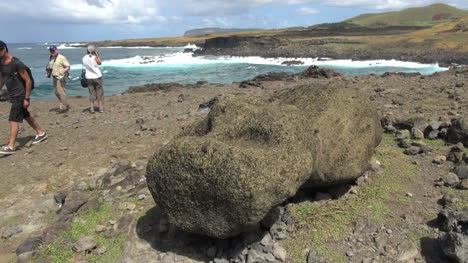 Isla-De-Pascua-Akahanga-Moai-Caído-De-Espaldas