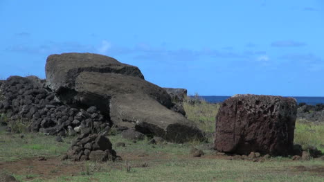 Isla-De-Pascua-Te-Pito-Kura-Fall-Moai