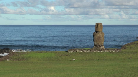 Easter-Island-wave-rolls-behind-Ahu-Tahai-5b