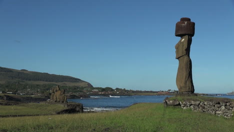 Isla-De-Pascua-Ahu-Es-El-Perfil-De-Riku-Moai-Y-Vai-Ure-11b