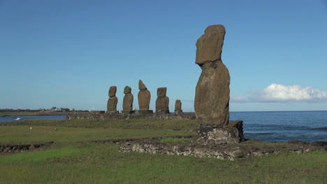 Rapa-Nui-statues-at-Tahai-morning-view