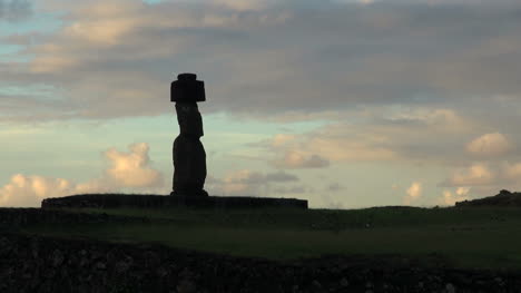 Rapa-Nui-statue-at-Tahai