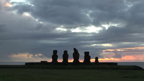 Rapa-Nui-Tahai-site-with-moai-at-sunset