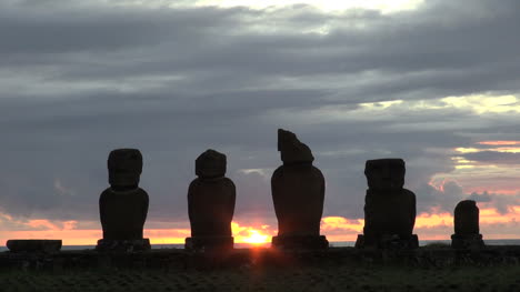Großer-Gummi-Tahai-Sonnenuntergang-Mit-Statuen