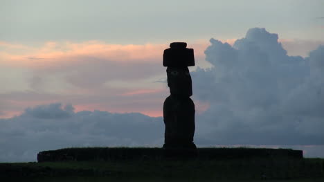 Estatua-De-Rapa-Nui-Al-Atardecer