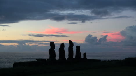 Rapa-Nuii-Sonnenuntergang-Mit-Steinstatuen