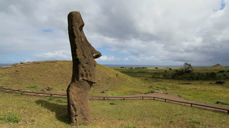Moai-En-La-Cantera-Mirando-Hacia-Afuera