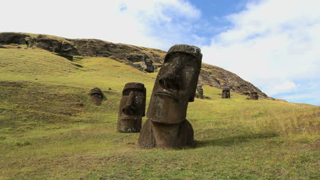Moai-Im-Steinbruch-Auf-Der-Osterinsel