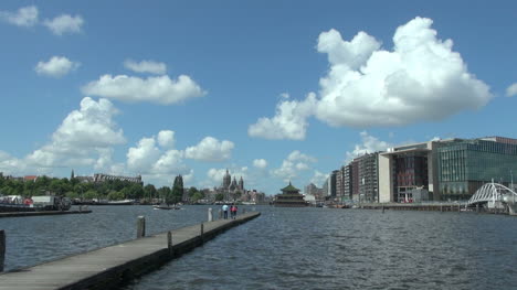 Niederlande-Amsterdam-Gehen-Zum-Ende-Des-Piers