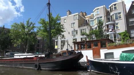 Vista-Del-Barco-Del-Canal-De-Amsterdam
