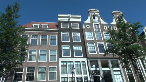 Holanda-Amsterdam-Vista-En-Movimiento-Hacia-Arriba-Frontones-Y-Techo-De-Tejas-Rojas