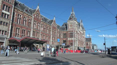 Holanda-Amsterdam-Cruzando-Hacia-La-Estación-Central
