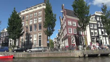 Niederlande-Amsterdam-Nach-Oben-Beim-Gebäude-Rundung-Im-Kanal